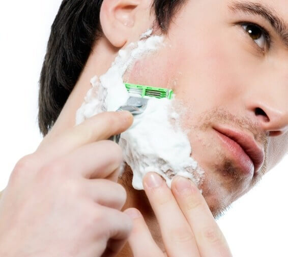 Mand barber sig med skum